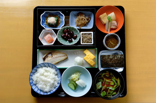Thói quen ăn uống giúp người Nhật sống thọ nhất thế giới: Chỉ ăn no 8 phần, một ngày ăn 7 loại rau - Ảnh 7.