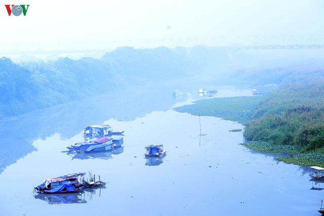  Phố phường Hà Nội chìm trong mịt mù sương, bụi dù vào giữa trưa - Ảnh 8.