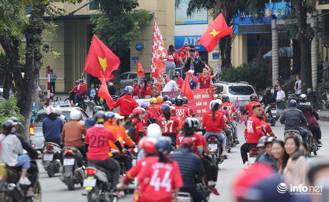 Cổ động viên Việt Nam nhuộm đỏ phố phường Thủ đô trước giờ bóng lăn - Ảnh 10.
