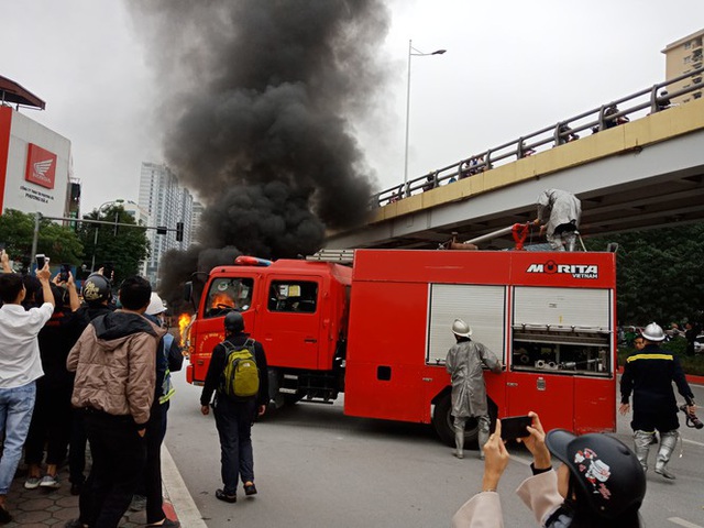 Giao thông tắc nghẽn sau vụ chiếc xe Mercedes cháy rụi ở Hà Nội - Ảnh 1.
