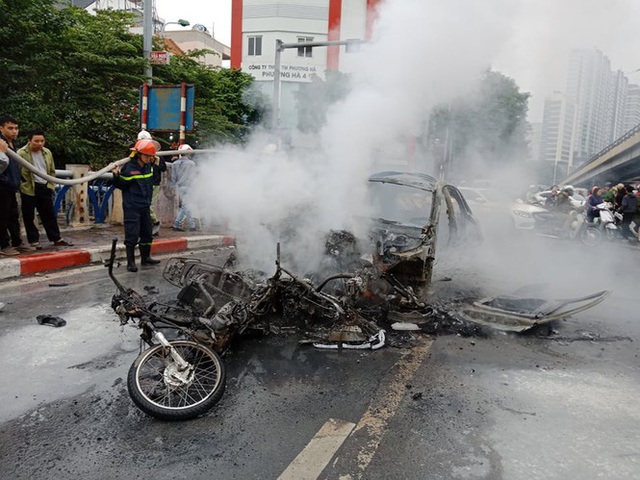 Giao thông tắc nghẽn sau vụ chiếc xe Mercedes cháy rụi ở Hà Nội - Ảnh 4.