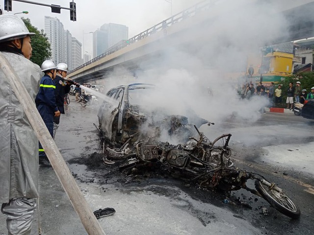 Giao thông tắc nghẽn sau vụ chiếc xe Mercedes cháy rụi ở Hà Nội - Ảnh 5.