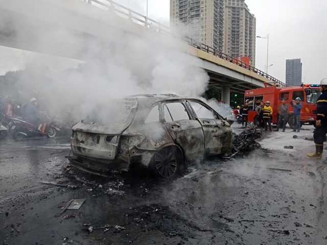 Giao thông tắc nghẽn sau vụ chiếc xe Mercedes cháy rụi ở Hà Nội - Ảnh 7.