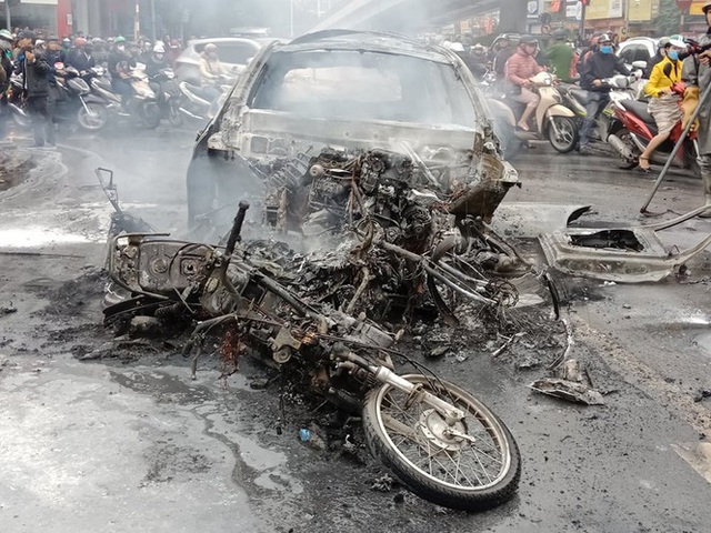 Giao thông tắc nghẽn sau vụ chiếc xe Mercedes cháy rụi ở Hà Nội - Ảnh 9.