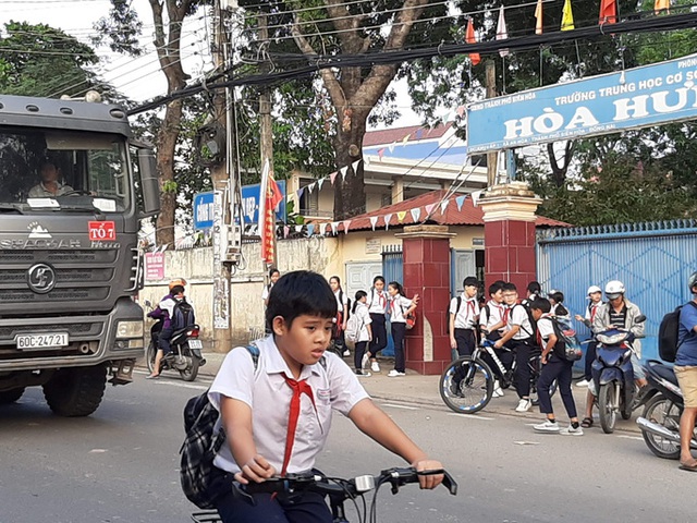 Cận cảnh hãi hùng xe ben đại náo một vùng rộng lớn ở Biên Hòa - Ảnh 2.