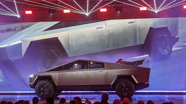  Thử độ cứng cửa kính Armor Glass của xe Cybertruck, Tesla gặp sự cố xấu hổ ngay trên sân khấu  - Ảnh 3.