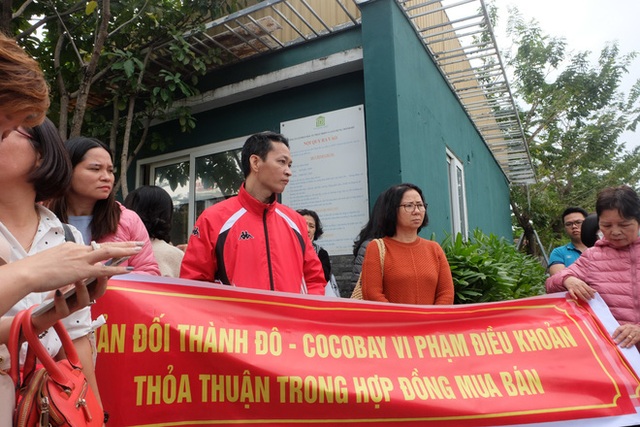 Bị lật kèo, khách hàng Cocobay Đà Nẵng ùn ùn kéo đến trụ sở Thành Đô đòi quyền lợi - Ảnh 2.