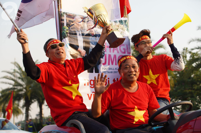 Mẹ Quang Hải cùng dàn xe máy cày diễu hành ra sân bay Nội Bài đón đội tuyển U22 Việt Nam trở về - Ảnh 12.