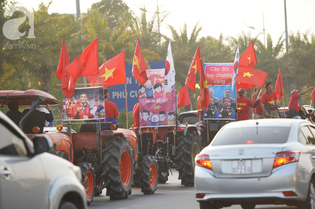 Mẹ Quang Hải cùng dàn xe máy cày diễu hành ra sân bay Nội Bài đón đội tuyển U22 Việt Nam trở về - Ảnh 15.