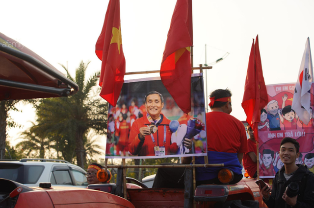 Mẹ Quang Hải cùng dàn xe máy cày diễu hành ra sân bay Nội Bài đón đội tuyển U22 Việt Nam trở về - Ảnh 16.