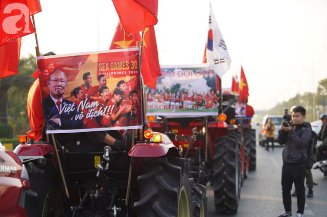 Mẹ Quang Hải cùng dàn xe máy cày diễu hành ra sân bay Nội Bài đón đội tuyển U22 Việt Nam trở về - Ảnh 4.