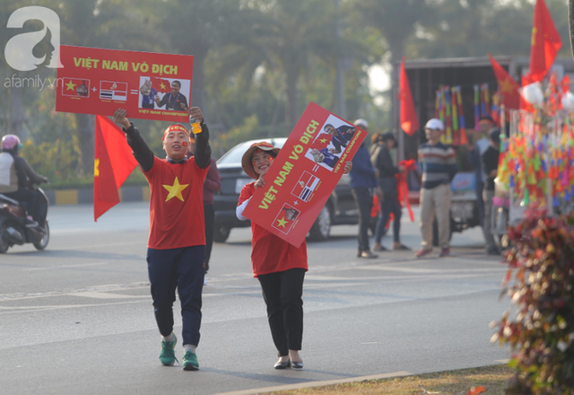 Mẹ Quang Hải cùng dàn xe máy cày diễu hành ra sân bay Nội Bài đón đội tuyển U22 Việt Nam trở về - Ảnh 8.