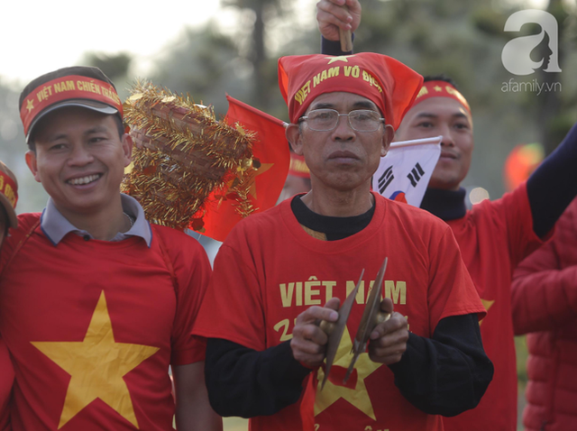 Mẹ Quang Hải cùng dàn xe máy cày diễu hành ra sân bay Nội Bài đón đội tuyển U22 Việt Nam trở về - Ảnh 10.