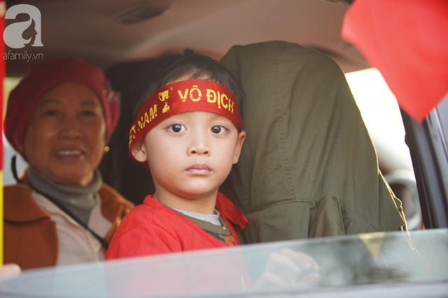 Mẹ Quang Hải cùng dàn xe máy cày diễu hành ra sân bay Nội Bài đón đội tuyển U22 Việt Nam trở về - Ảnh 11.