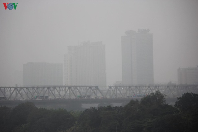 Ảnh: Nhà cao tầng ở Hà Nội mất hút giữa màn sương mù dày đặc - Ảnh 5.
