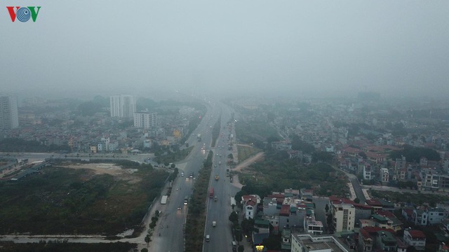 Ảnh: Nhà cao tầng ở Hà Nội mất hút giữa màn sương mù dày đặc - Ảnh 7.