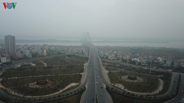 Ảnh: Nhà cao tầng ở Hà Nội mất hút giữa màn sương mù dày đặc - Ảnh 8.