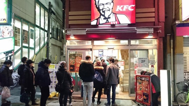 Tại sao người Nhật lại chuộng ăn KFC vào dịp Giáng sinh? Nhờ một sáng kiến đúng thời điểm từ hàng chục năm về trước - Ảnh 2.