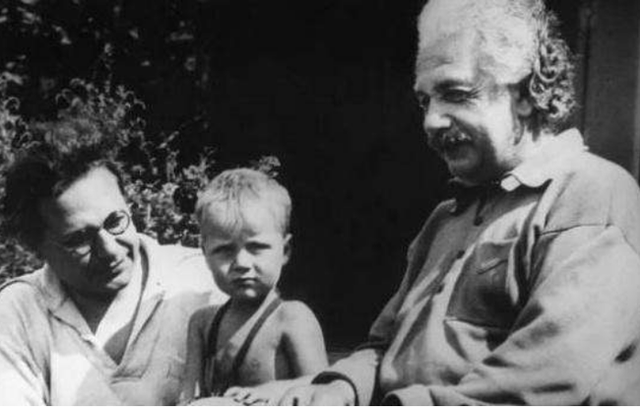 Cách giáo dục khắc nghiệt và lạnh lùng của Albert Einstein khiến con trai tới cuối đời vẫn oán hận: Có người cha thiên tài chẳng ích gì! - Ảnh 1.