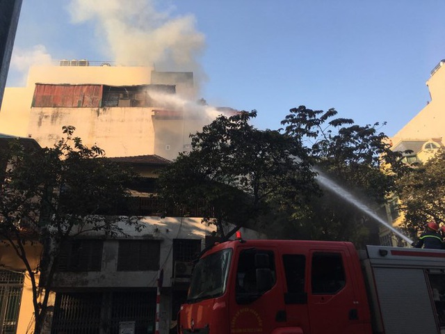 Cháy lớn tại quán karaoke phố Ngô Thì Nhậm - Ảnh 2.