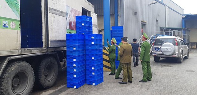 Chặn đứng 2 container chứa hàng tấn thực phẩm đông lạnh nhập lậu tại siêu thị MM Mega Market - Ảnh 1.