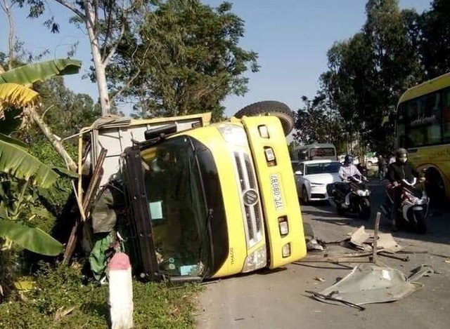 Xe Innova đâm lật xe tải ở Thái Bình, 6 người bị thương nặng - Ảnh 1.