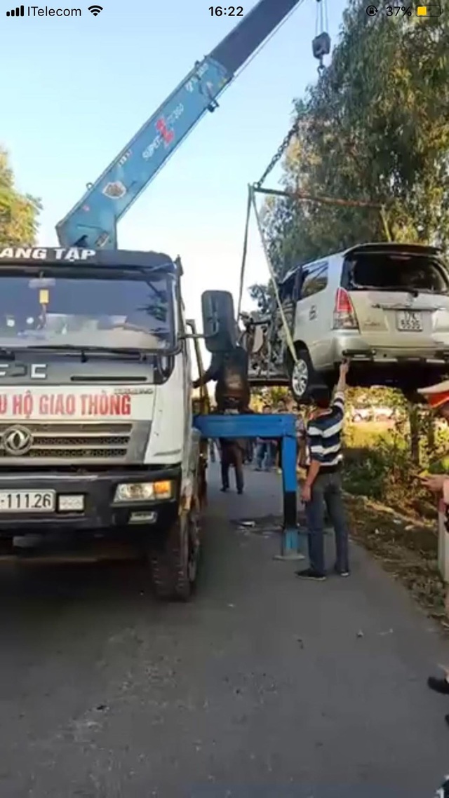 Xe Innova đâm lật xe tải ở Thái Bình, 6 người bị thương nặng - Ảnh 3.