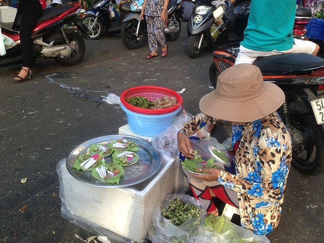 Người dân Sài Gòn xếp hàng mua chè, heo quay cúng Thần tài - Ảnh 10.