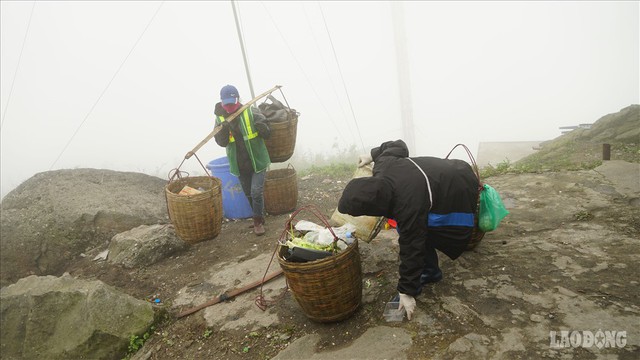275.000 đồng/ngày cõng rác từ đỉnh chùa Đồng Yên Tử xuống núi - Ảnh 5.
