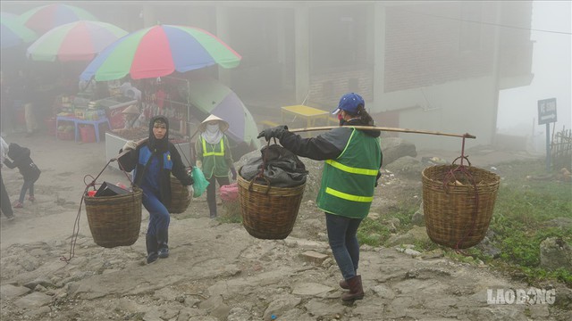 275.000 đồng/ngày cõng rác từ đỉnh chùa Đồng Yên Tử xuống núi - Ảnh 6.