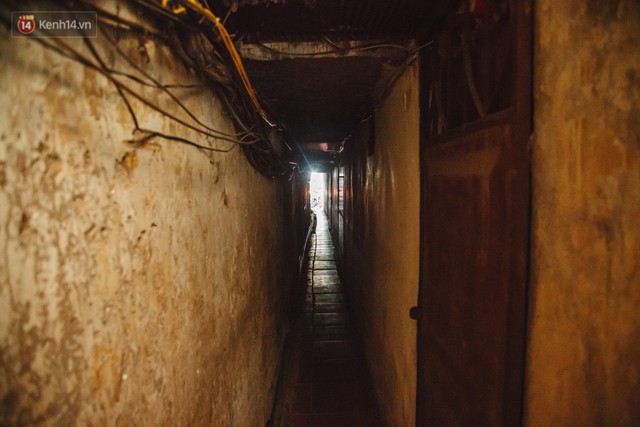 Cuộc sống bên trong những con ngõ chỉ vừa 1 người đi ở Hà Nội: Đèn điện bật sáng dù ngày hay đêm - Ảnh 15.
