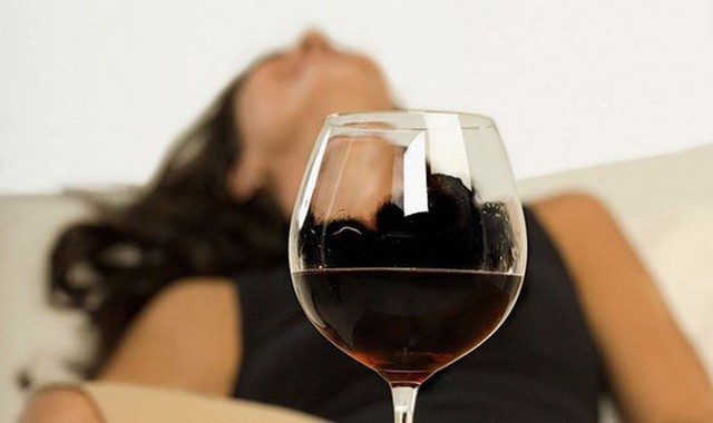  Mất trí nhớ sau khi uống rượu: 2 nguyên tắc giúp bạn giảm say, bớt gây hại sức khỏe - Ảnh 1.