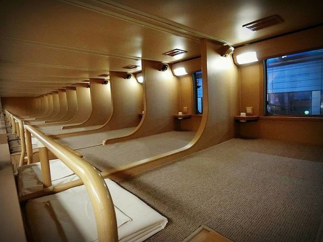 Tàu hỏa xuyên đêm ở Nhật Bản: Bên ngoài cũ kĩ đơn sơ, bên trong nội thất tiện nghi bất ngờ - Ảnh 9.
