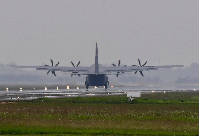 Lực sĩ C-130 Hercules chuyển hành trang của tổng thống Trump tới Hà Nội - Ảnh 4.
