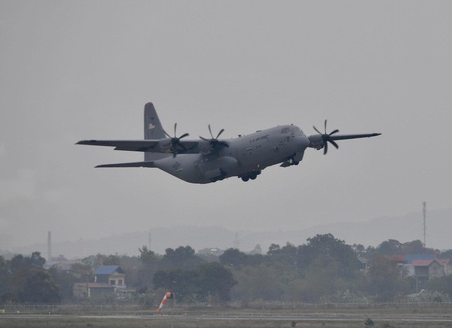 Lực sĩ C-130 Hercules chuyển hành trang của tổng thống Trump tới Hà Nội - Ảnh 6.