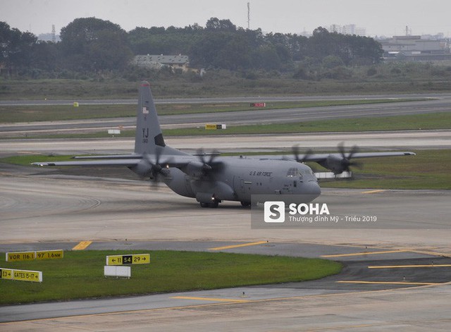 Lực sĩ C-130 Hercules chuyển hành trang của tổng thống Trump tới Hà Nội - Ảnh 8.