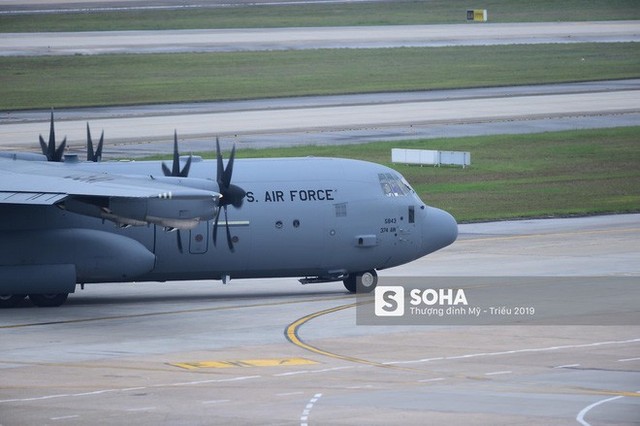 Lực sĩ C-130 Hercules chuyển hành trang của tổng thống Trump tới Hà Nội - Ảnh 9.