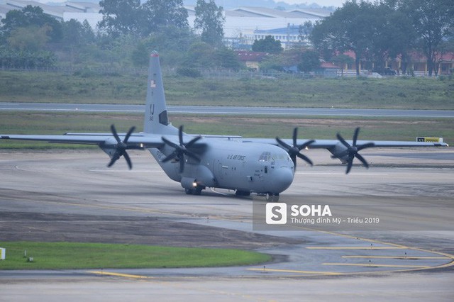 Lực sĩ C-130 Hercules chuyển hành trang của tổng thống Trump tới Hà Nội - Ảnh 10.