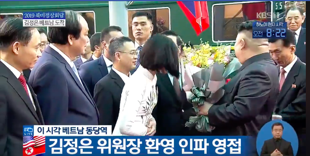 Nữ sinh mặc áo dài trắng tặng hoa cho chủ tịch Kim Jong-un đang gây sốt MXH là ai? - Ảnh 2.