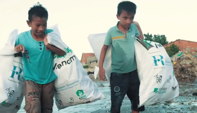 Clip về sự thay đổi của bãi biển Nha Trang nhờ nhóm bạn ngoại quốc khiến cộng đồng trầm trồ: Nơi ngập rác thành sân bóng cho trẻ em - Ảnh 6.