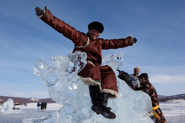 Lễ hội trên hồ đóng băng kỳ lạ của người Mông Cổ: Lạnh kinh hoàng nhưng đẹp đến mê mẩn - Ảnh 16.