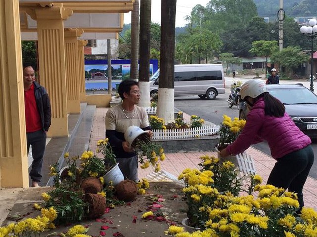 Phản cảm cảnh tranh cướp hoa trang trí ở ga Đồng Đăng - Ảnh 1.