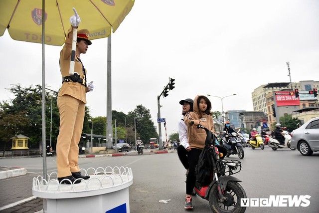 Ảnh: Một ngày làm việc của bóng hồng cảnh sát giao thông tại Hà Nội - Ảnh 5.