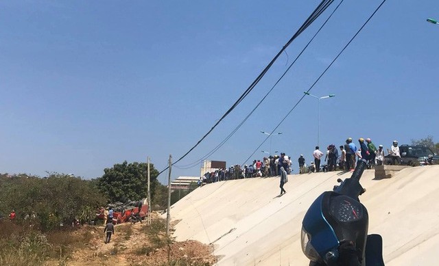 Hiện trường thảm khốc vụ xe chở du khách nước ngoài lao xuống vực ở Bình Thuận - Ảnh 2.