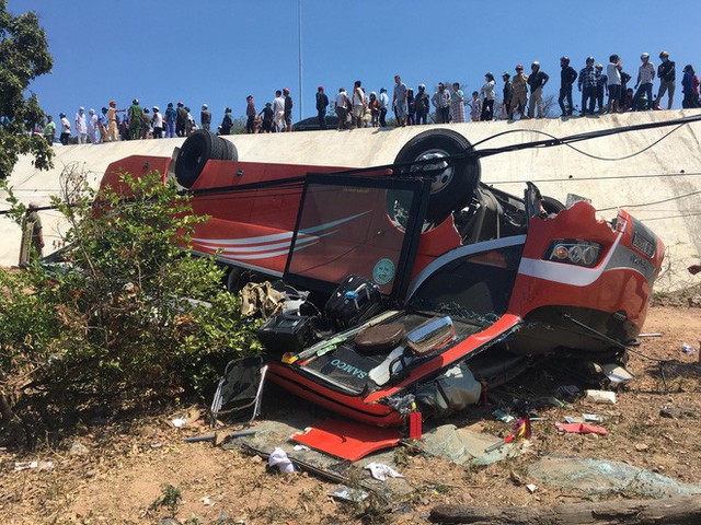 Hiện trường thảm khốc vụ xe chở du khách nước ngoài lao xuống vực ở Bình Thuận - Ảnh 9.
