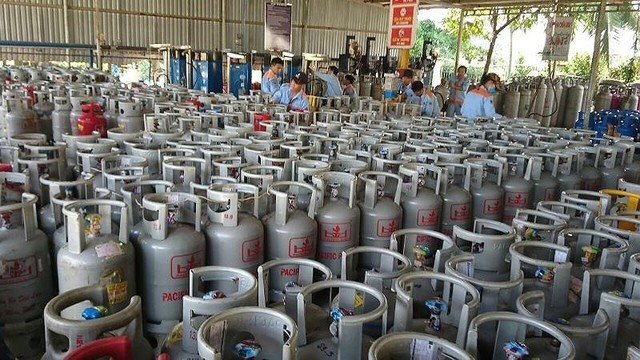 Giá gas lại tăng thêm 7.000 đồng/bình 12kg - Ảnh 1.