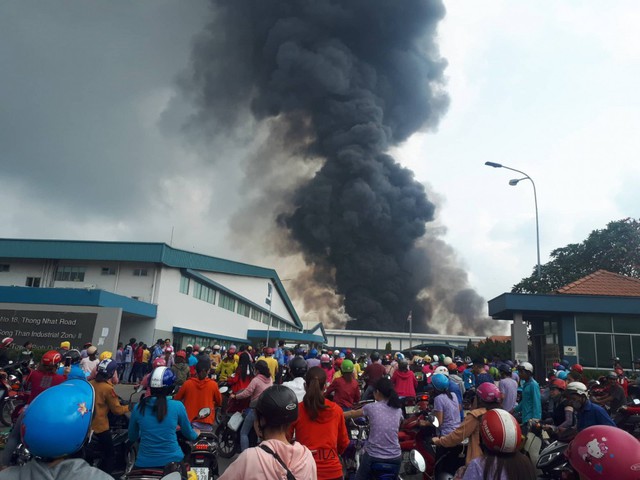 Đang cháy dữ dội trong khu công nghiệp Sóng Thần, khói cuộn cả chục mét - Ảnh 1.