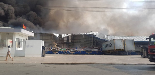 Đang cháy dữ dội trong khu công nghiệp Sóng Thần, khói cuộn cả chục mét - Ảnh 3.