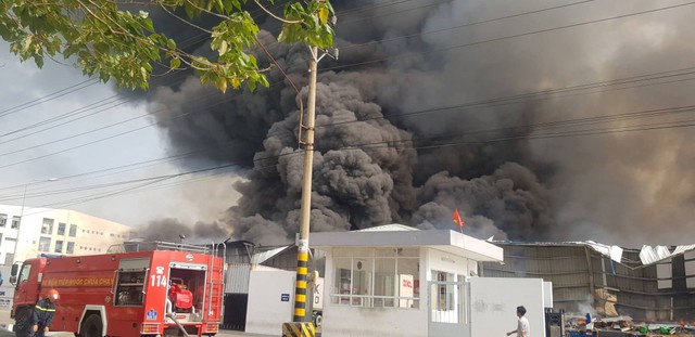 Đang cháy dữ dội trong khu công nghiệp Sóng Thần, khói cuộn cả chục mét - Ảnh 4.