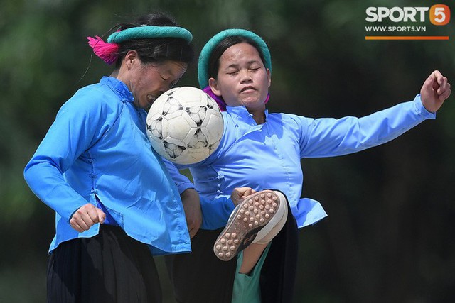 Cánh đàn ông địu con ngắm chị em mặc váy, xỏ giày biểu diễn bóng đá kỹ thuật chẳng kém Quang Hải - Ảnh 16.